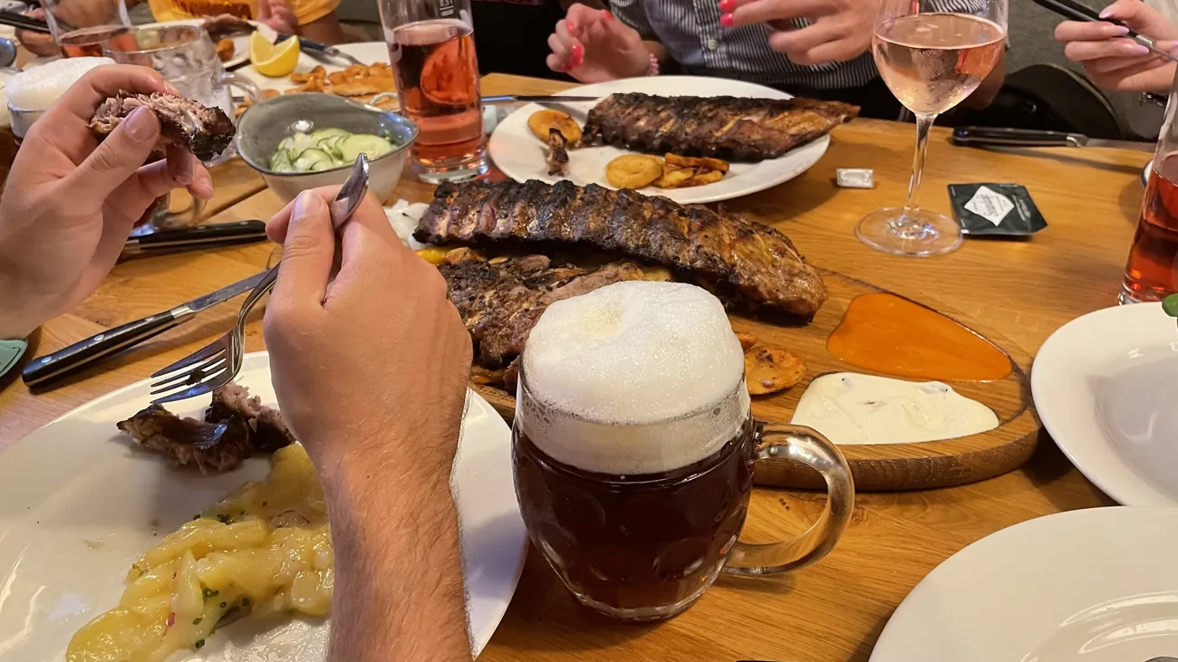 Ribs, sauces and drinks on a shared Strandcafé table